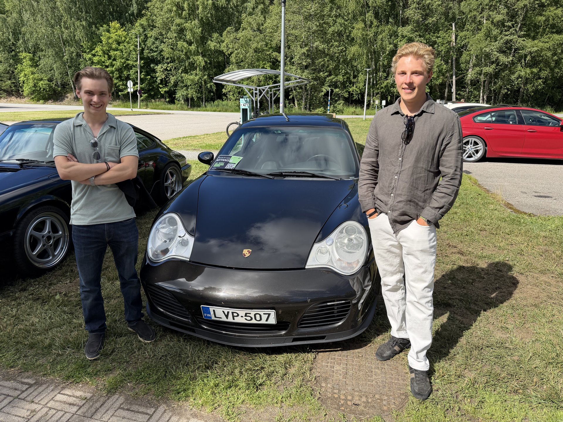 Nycarsin tiimi myynnissä olevan Porsche 911 Turbon kanssa